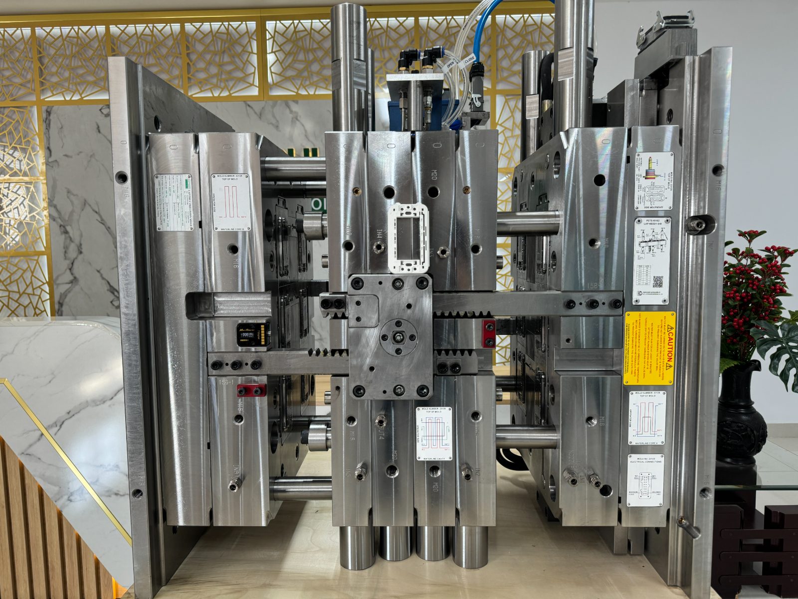 Outlet-body mold