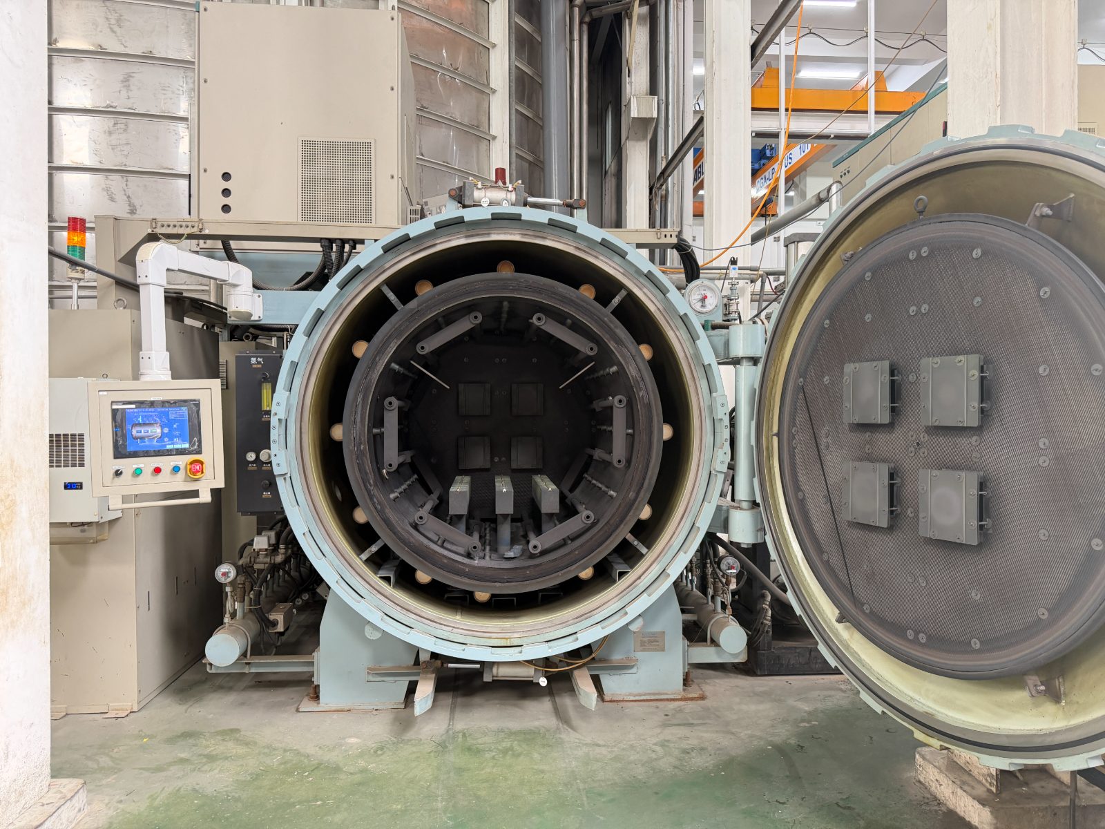 Ulvac vacuum furnace, 500 kg per batch