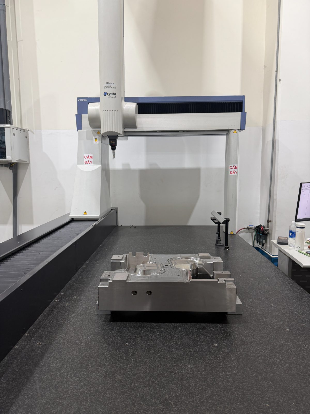 Mitutoyo Crysta Apex CMM