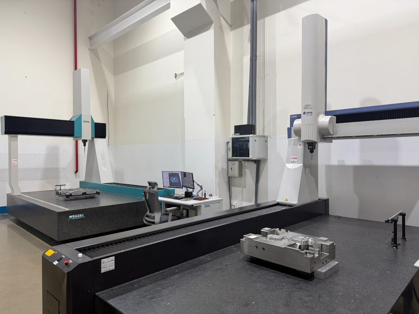 Large coordinate-measuring room